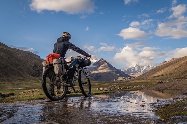 The load stays tight to the bike through singletrack and hike a bikes